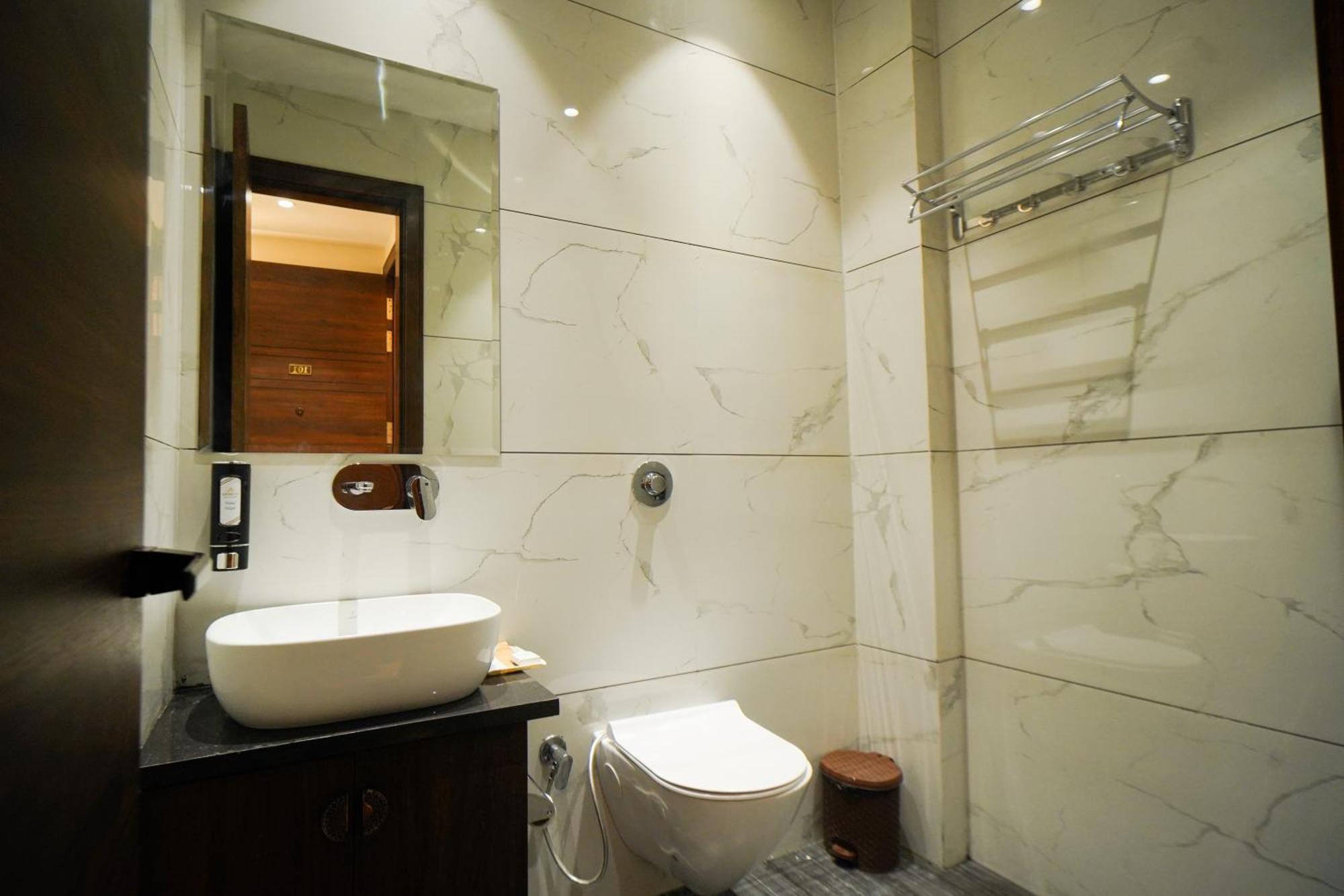 Hotel Ammison Inn & Suites Амритсар Екстериор снимка