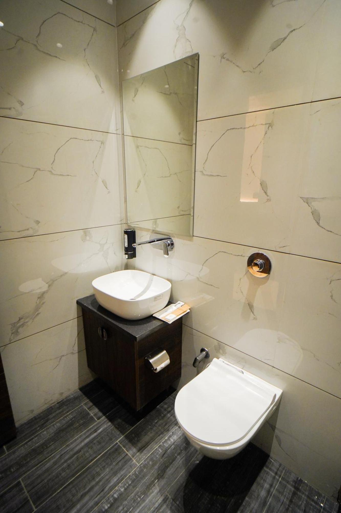 Hotel Ammison Inn & Suites Амритсар Екстериор снимка